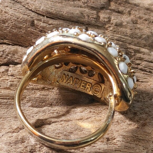 Napier Ring White Cabochons Size 7 Vintage MCM Gold Tone Retro Statement Jewelry - Picture 7 of 15